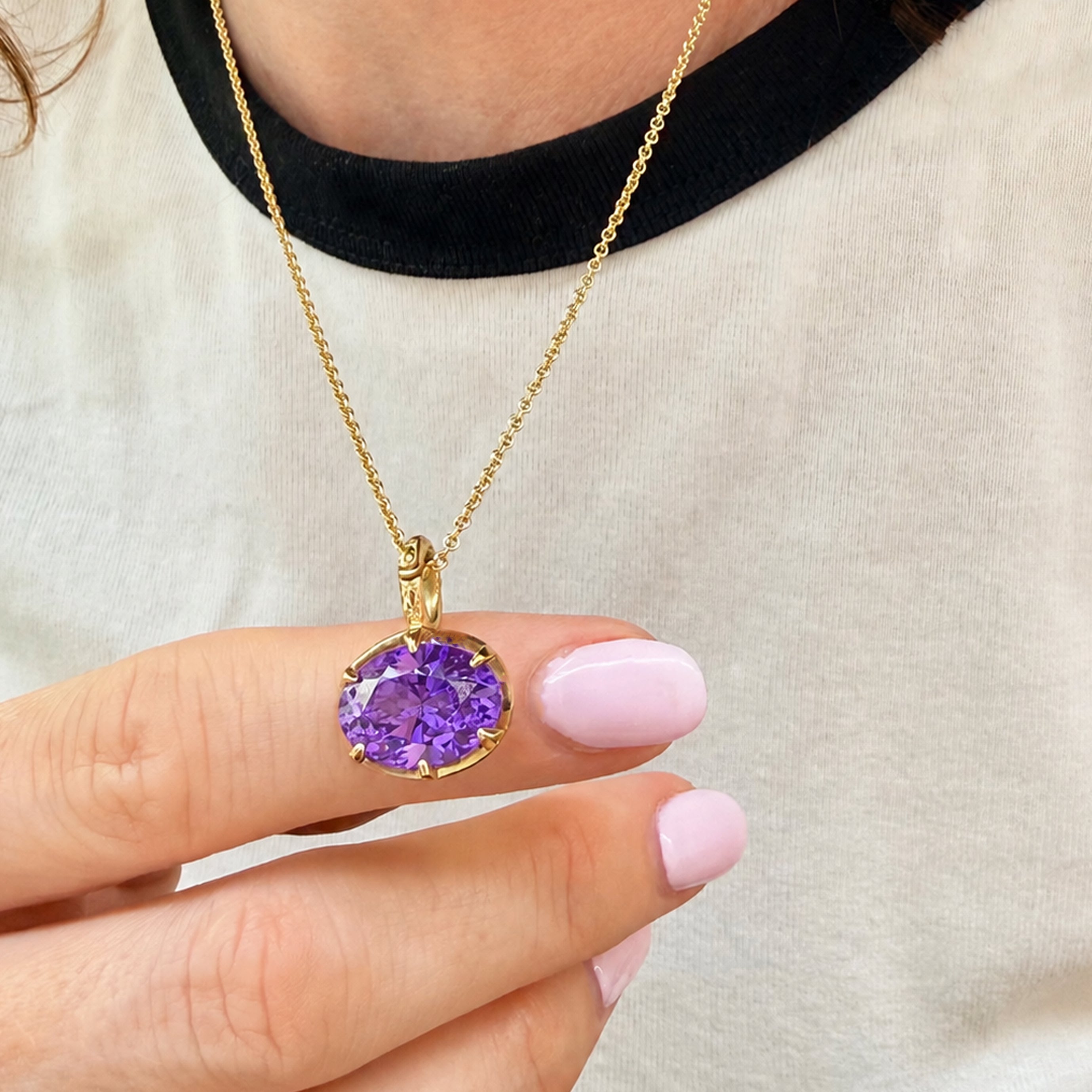 Amethyst birthstone pendant in 18K yellow gold, worn