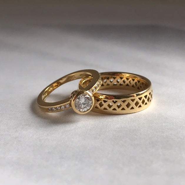 Diamond ring with bezel set shoulders