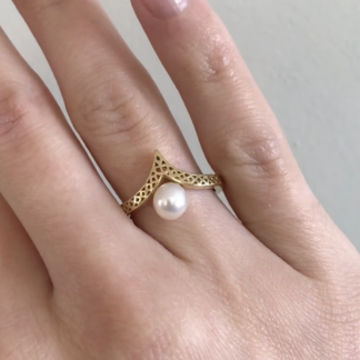 Crownwork® Wishbone Ring with Pearl